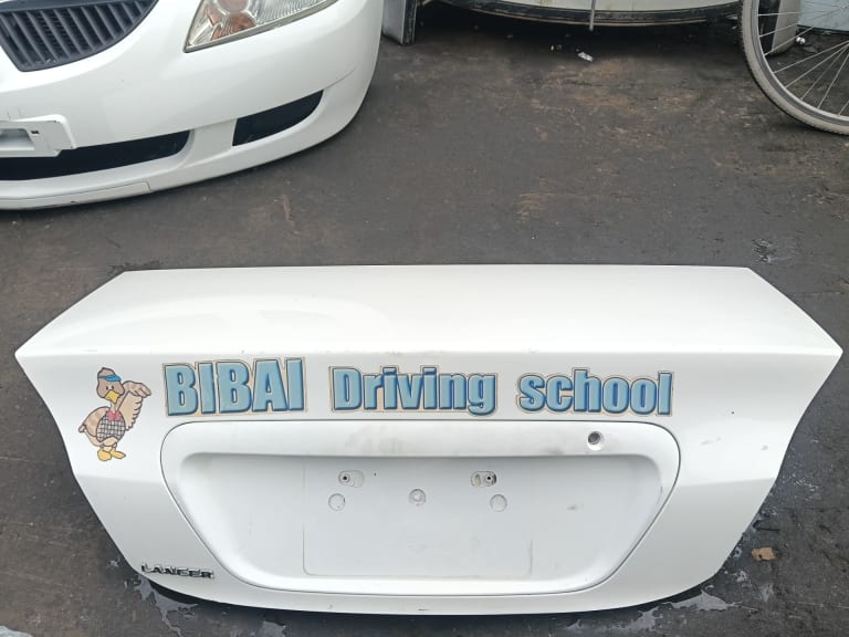 Mitsubishi Крышка багажника 