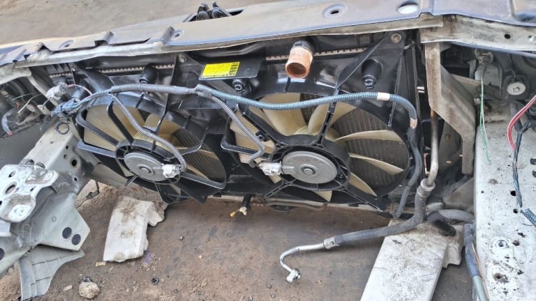 Nose cut Lexus ES300h used in Sharjah — photo 12