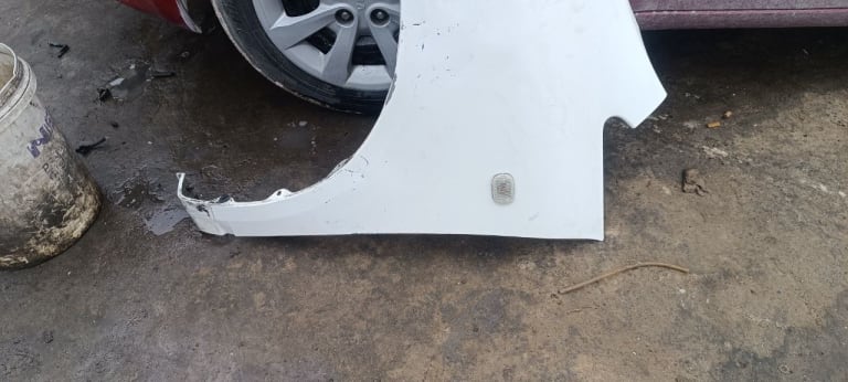 Fender Toyota Ipsum used in Sharjah — photo 2