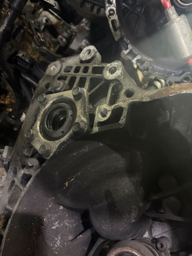 Manual transmission Chevrolet Cruze used in Sharjah — photo 2
