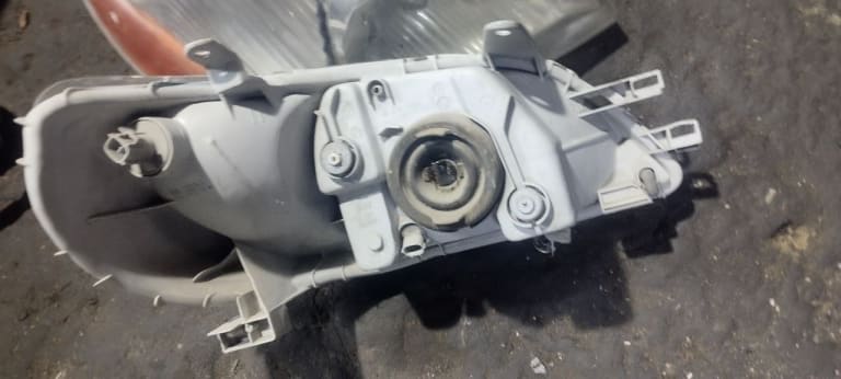 Headlights Toyota Platz used in Sharjah — photo 5