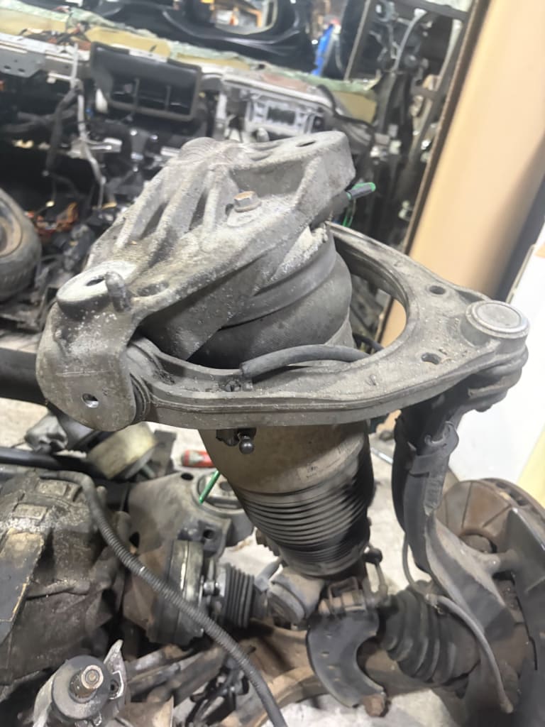 Suspension Volkswagen Touareg BAR used in Sharjah — photo 2