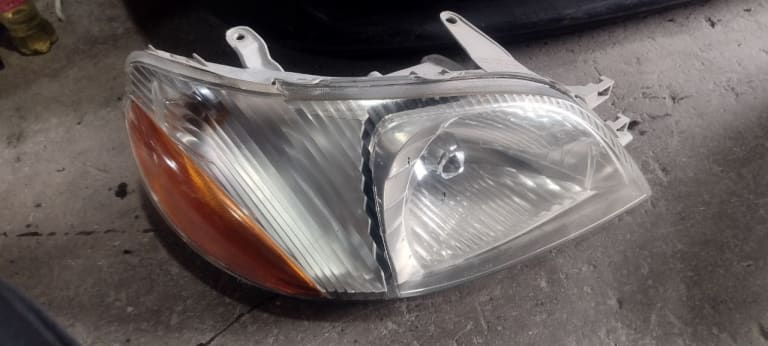 Headlights Toyota Platz used in Sharjah — photo 2