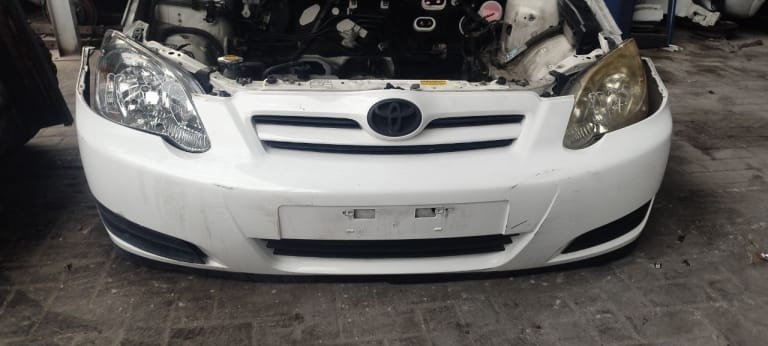 Toyota Corolla Runx Бампер с решеткой, фары 2шт 