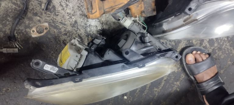 Headlights Toyota Avensis used in Sharjah — photo 6