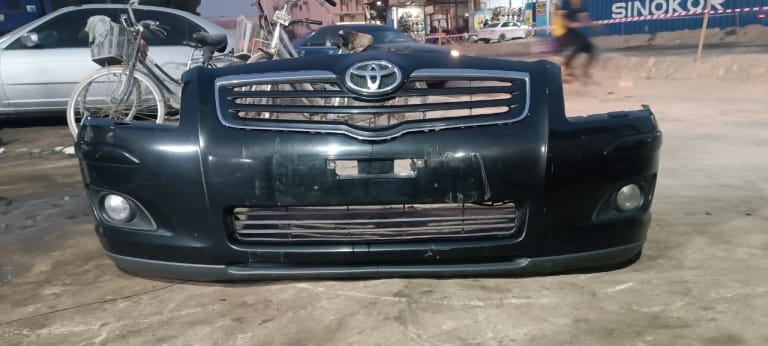 Bumper + Grille Toyota Avensis
