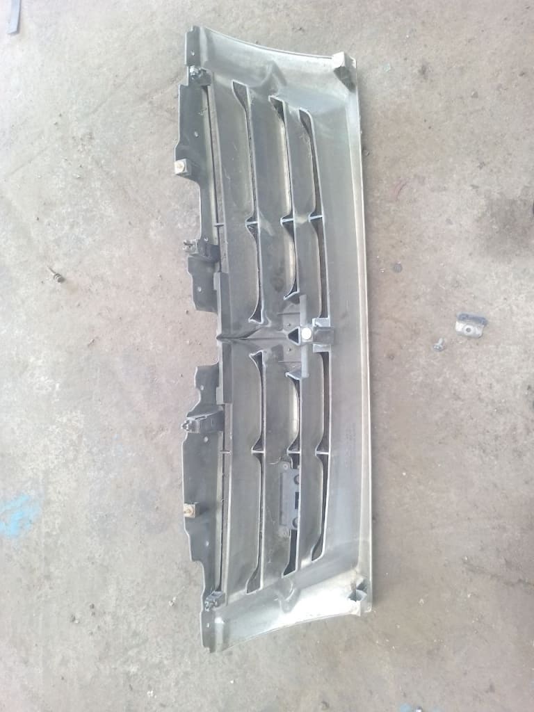 Grille + Headlights Mitsubishi Pajero used in Sharjah — photo 2