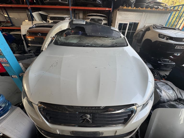 Nose cut + Hood + Fender Peugeot 308 used in Sharjah — photo 5