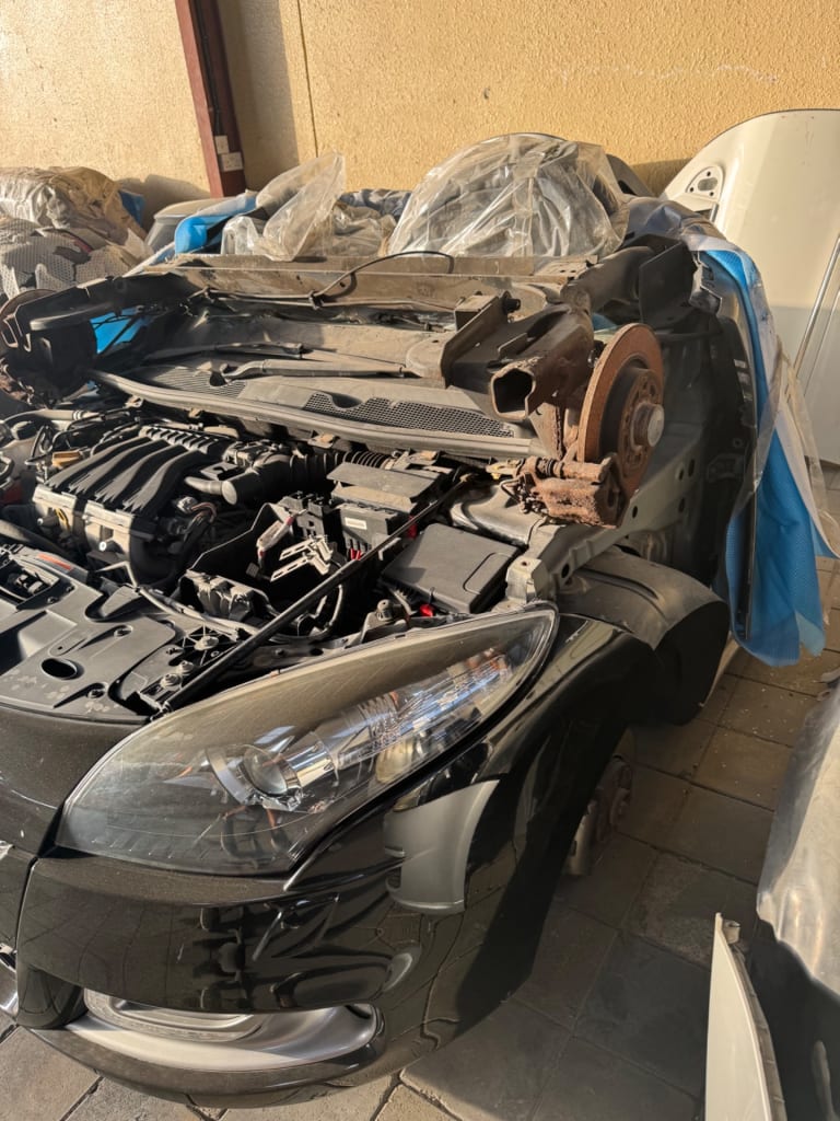 Half cut + Door + Trunk lid Renault Megane used in Sharjah — photo 2