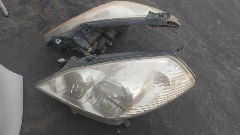 Headlights Nissan Wingroad