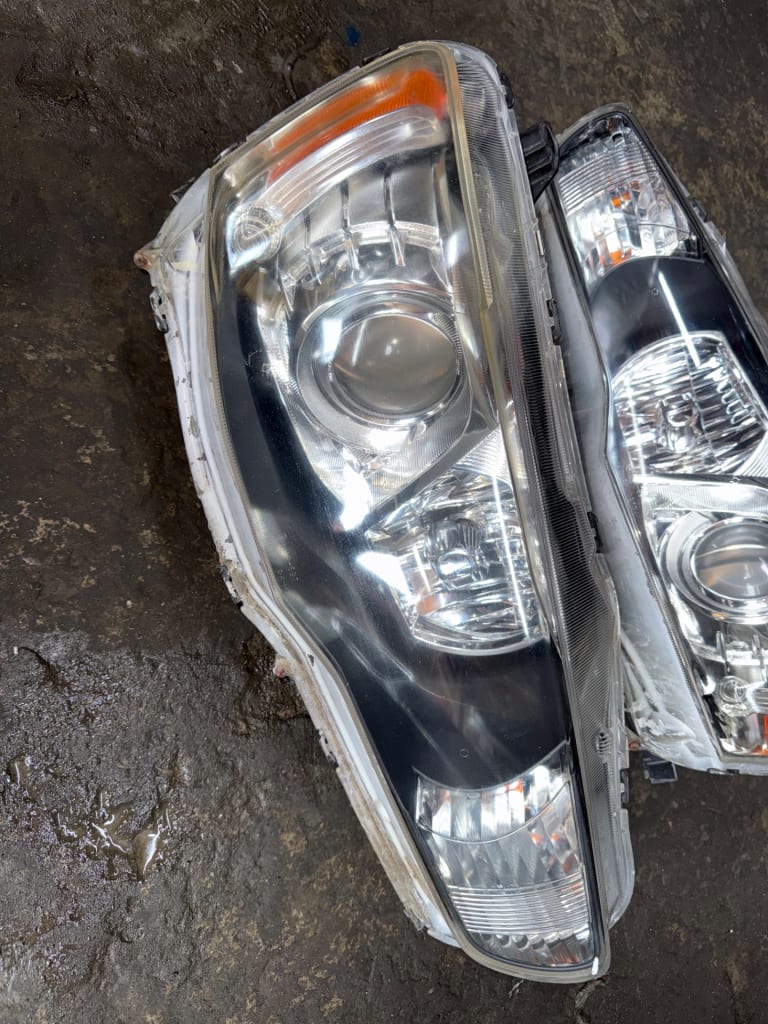 Headlights Mitsubishi Outlander used in Sharjah — photo 2