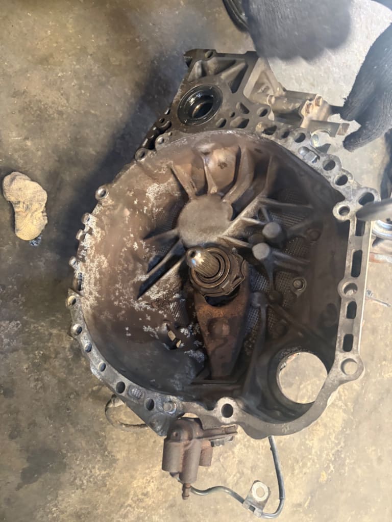 Manual transmission Toyota Camry 40 used in Sharjah — photo 3