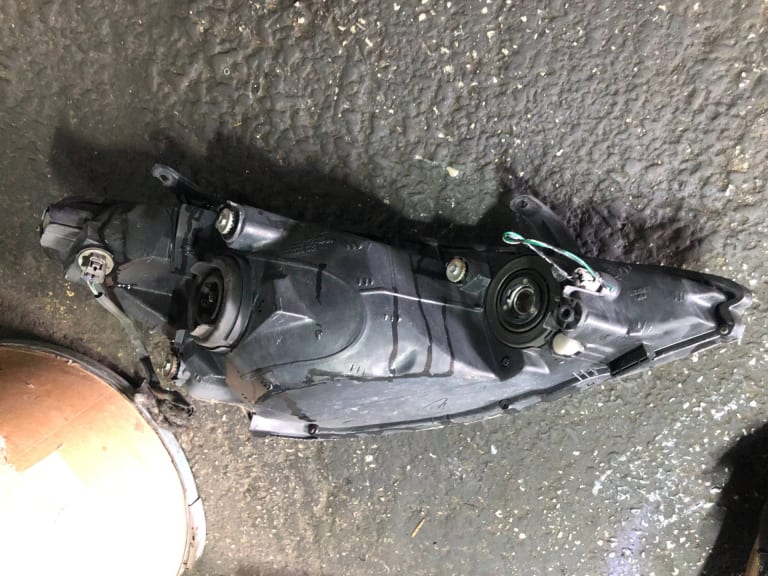 Headlights Toyota Estima used in Sharjah — photo 7