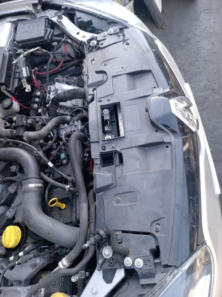Nose cut Renault Megane used in Sharjah — photo 11