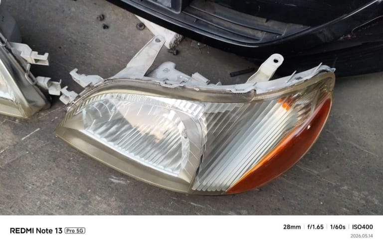 Headlights Toyota Platz used in Sharjah — photo 2