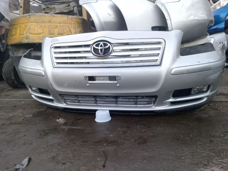 Toyota Avensis Бампер с решеткой, фары 2шт 
