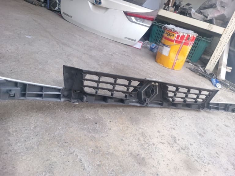 Grille Renault used in Sharjah — photo 8