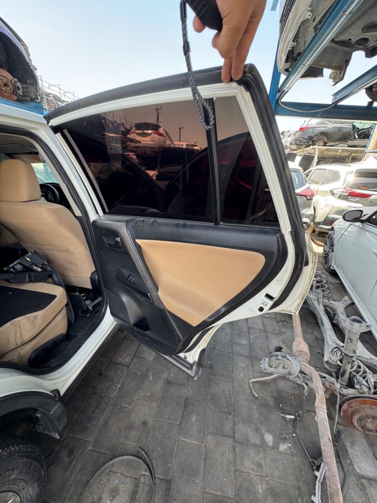 Trunk lid + Door + Mirror Toyota RAV4 used in Sharjah — photo 2