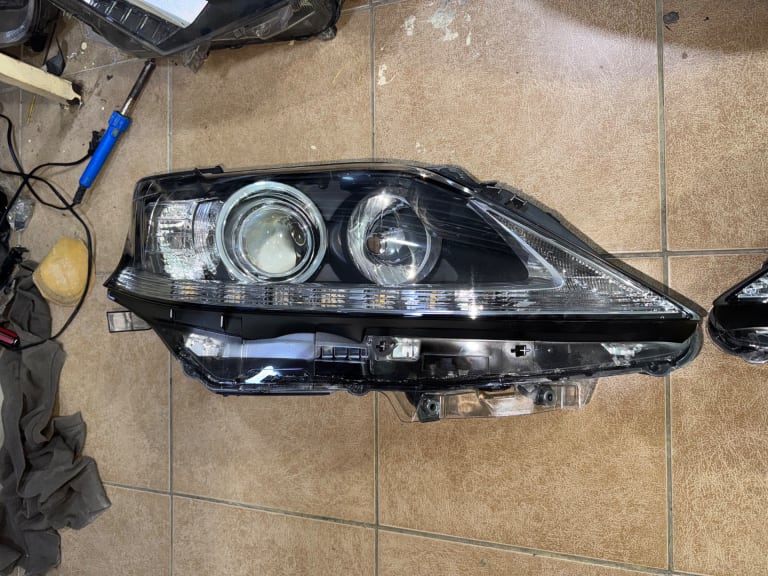 Headlights Lexus RX350 used in Sharjah — photo 2