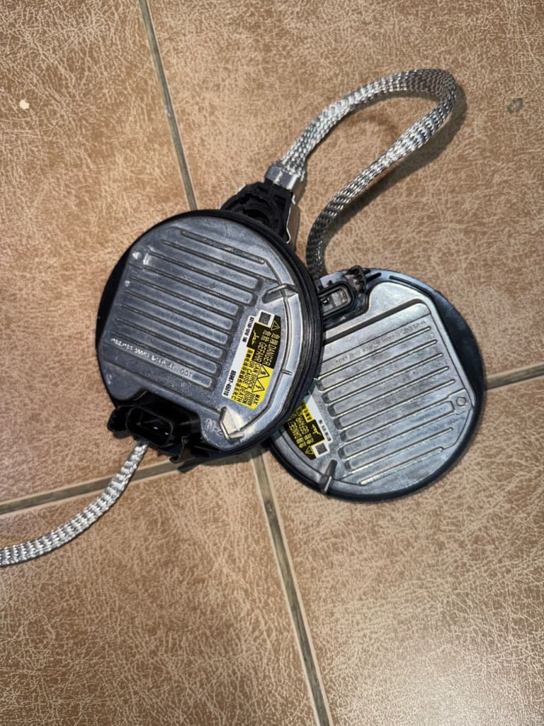 Headlights Lexus RX350 used in Sharjah — photo 10