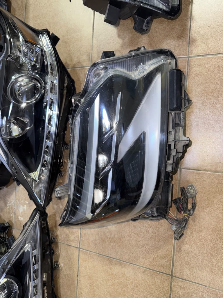 Headlights Lexus GX460 used in Sharjah — photo 2