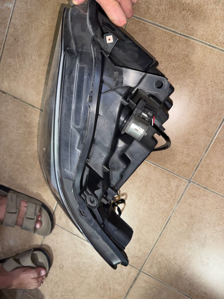 Headlights Lexus GX460 used in Sharjah — photo 8
