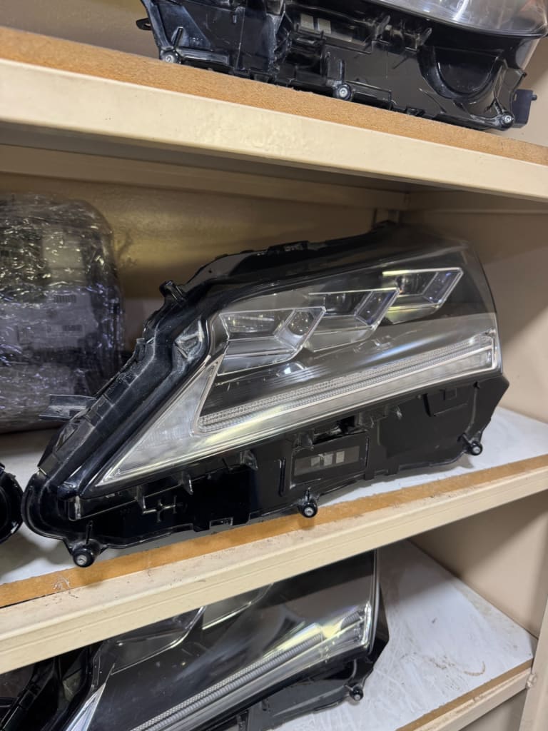 Headlights Lexus RX350 used in Sharjah — photo 2