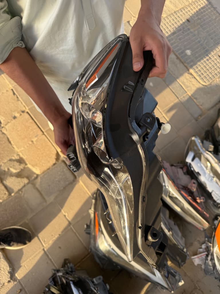 Headlights Lexus IS250 used in Sharjah — photo 2