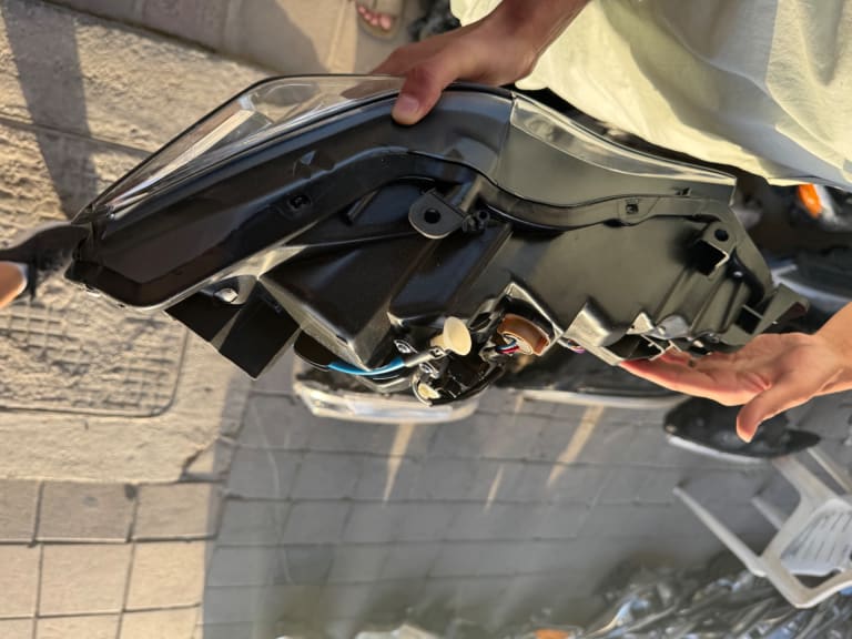 Headlights Lexus IS250 used in Sharjah — photo 6