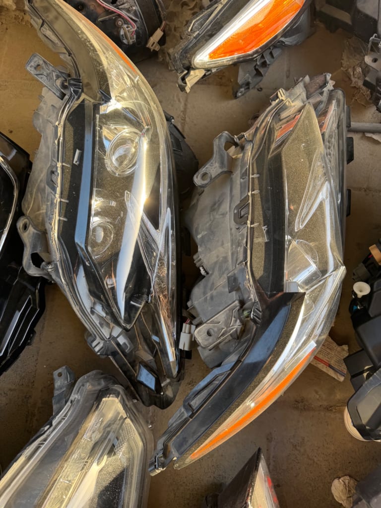 Headlights Lexus ES250 used in Sharjah — photo 2