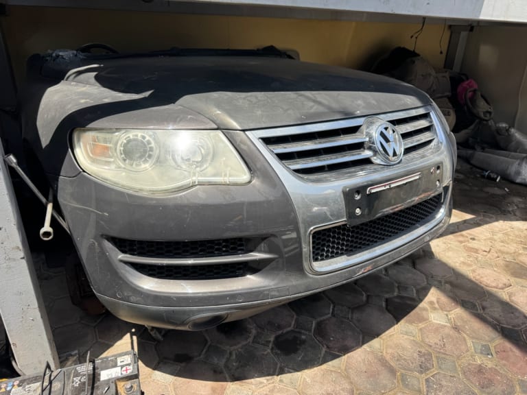 Nose cut + Hood + Fender Volkswagen Touareg used in Sharjah