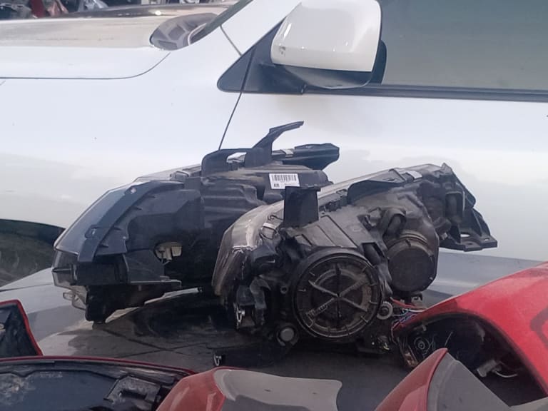 Headlights Mitsubishi Outlander used in Sharjah — photo 2