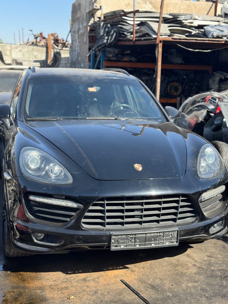 Nose cut + Hood Porsche Cayenne
