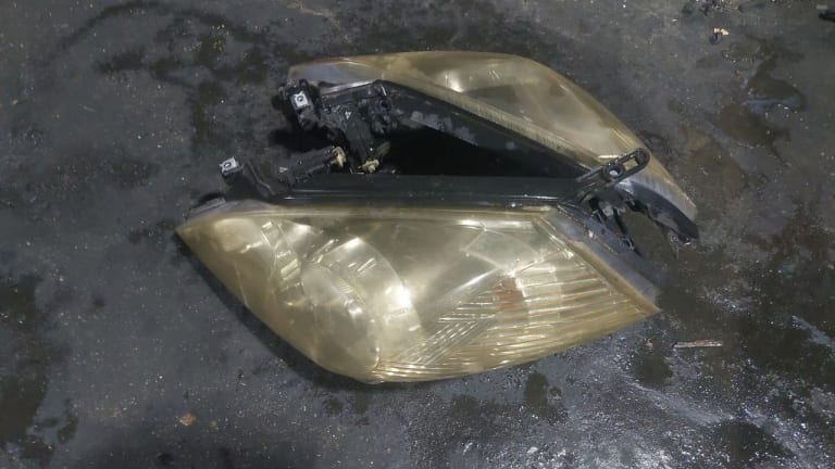 Headlights Nissan Wingroad used in Sharjah — photo 2