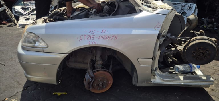 Hood + Fender Toyota Carina used in Sharjah — photo 3