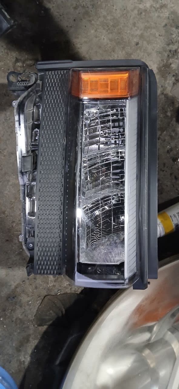 Headlights Toyota Land Cruiser used in Sharjah — photo 2