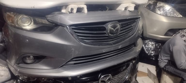 Bumper + Grille Mazda Atenza