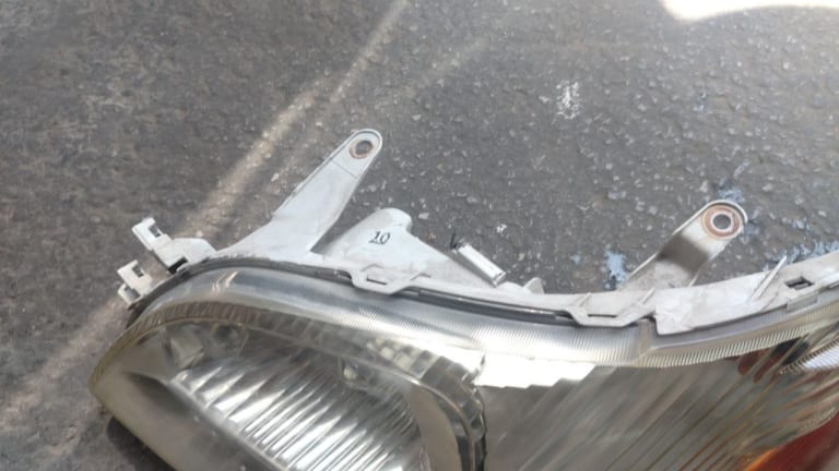Headlights Toyota Platz used in Sharjah — photo 2