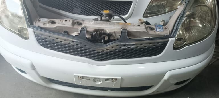 Bumper + Grille Toyota Funcargo