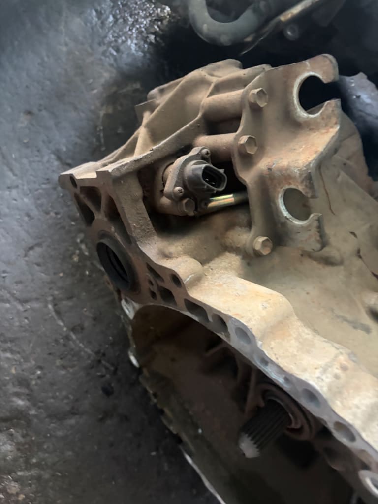 Manual transmission Toyota Camry ACV30 used in Sharjah — photo 3