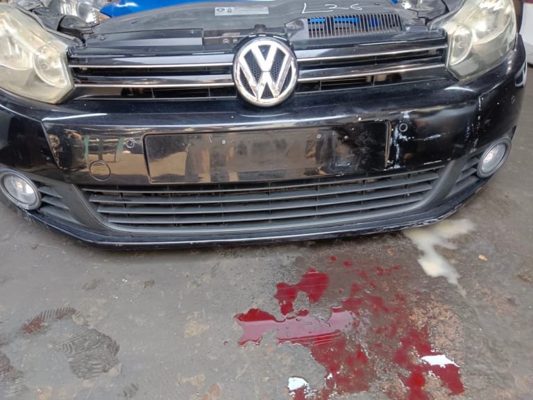 Nose cut Volkswagen Golf used in Sharjah — photo 2