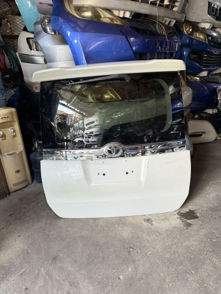 Toyota Voxy Дверь багажника 
