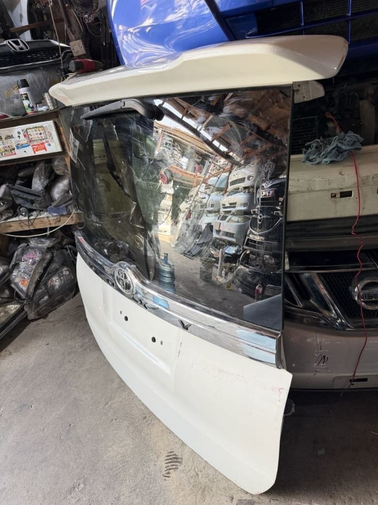 Trunk lid Toyota Voxy used in Sharjah — photo 2