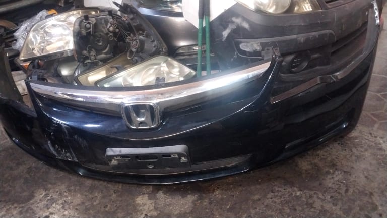 Honda Civic Бампер передний с решеткой 