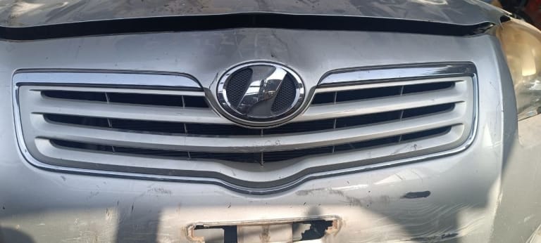 Nose cut Toyota Avensis used in Sharjah — photo 2