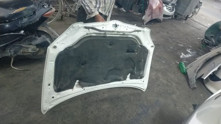 Hood Toyota Corolla Runx NZE121 1NZ-FE used in Sharjah — photo 3