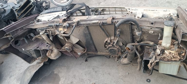 Nose cut Toyota Corona used in Sharjah — photo 12
