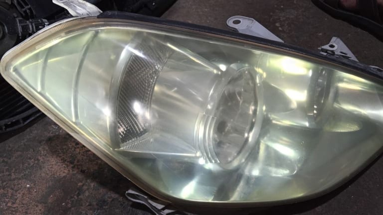 Headlights Toyota Caldina used in Sharjah — photo 2