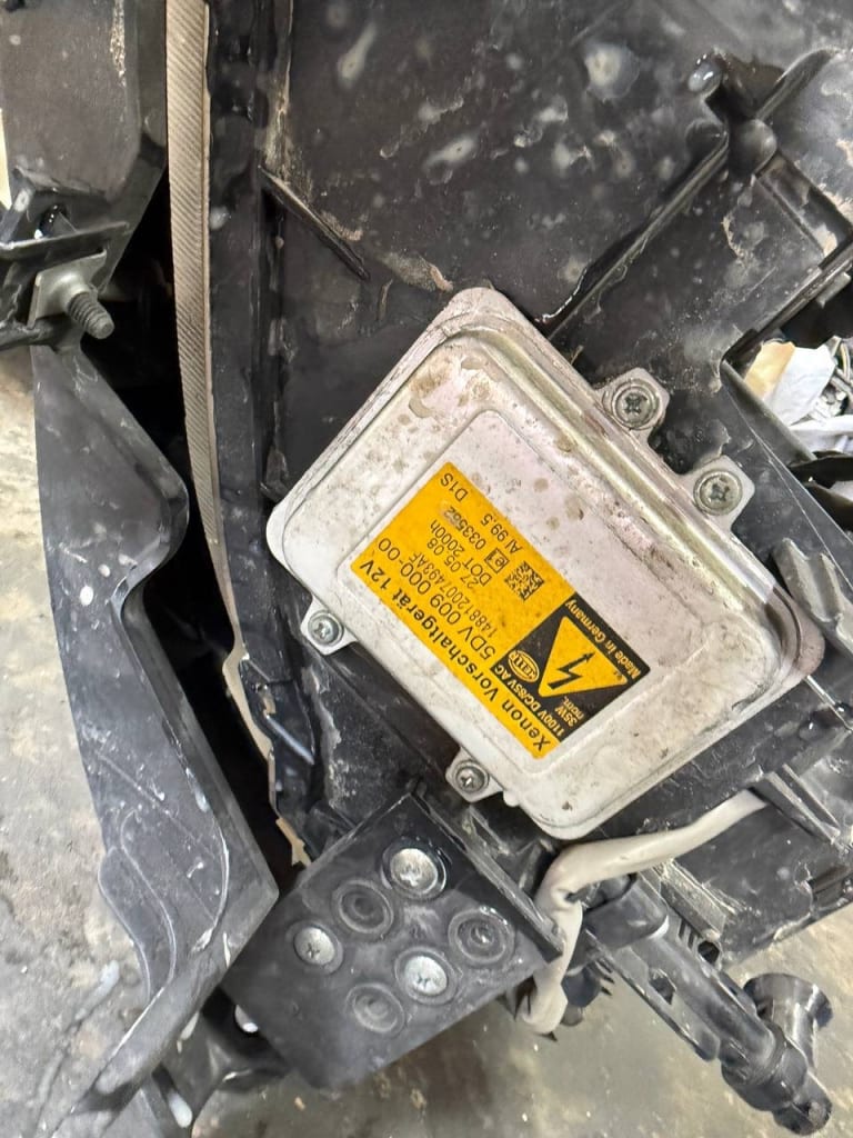 Headlights Subaru Tribeca used in Sharjah — photo 4