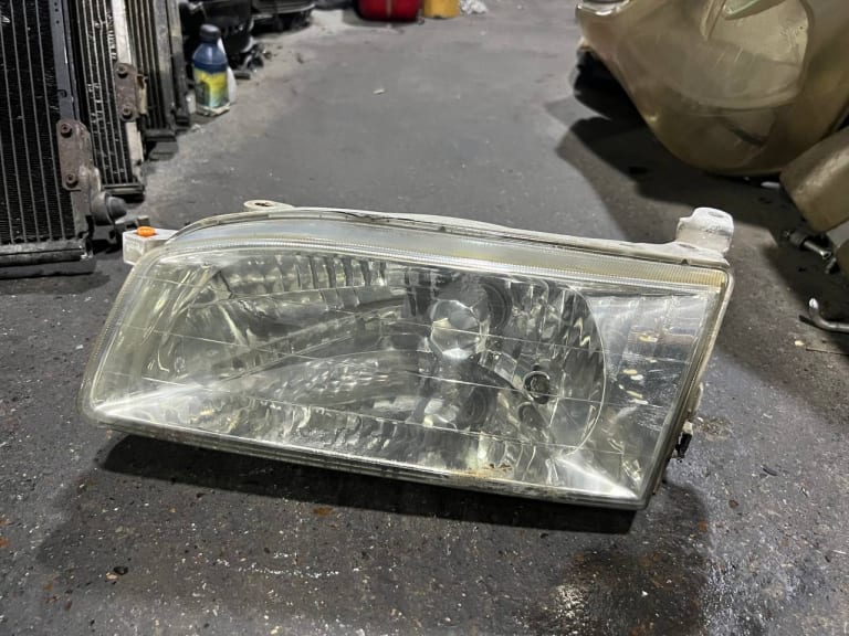 Headlights Toyota Sprinter Carib used in Sharjah — photo 2